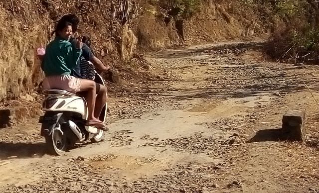 Di Tianyar Tengah, 8 KM Jalan Rusak Selama 8 Tahun
