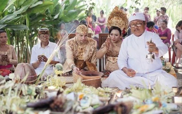 Hindu Tak Susah, Pengentin Beda Negara Nikah di Taman Prakerti Bhuana