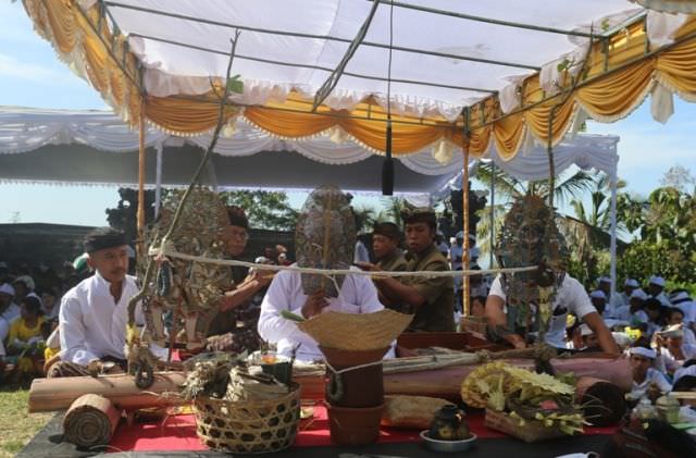 Ribuan Orang Ikuti Upacara Sapuh Leger di Pura Pucak Padang Dawa