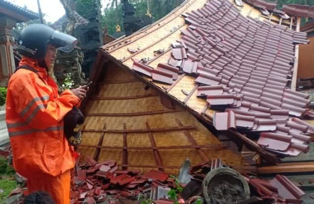 Dihajar Puting Beliung, Bale Saka Enam Warga Bongkasa Ambruk