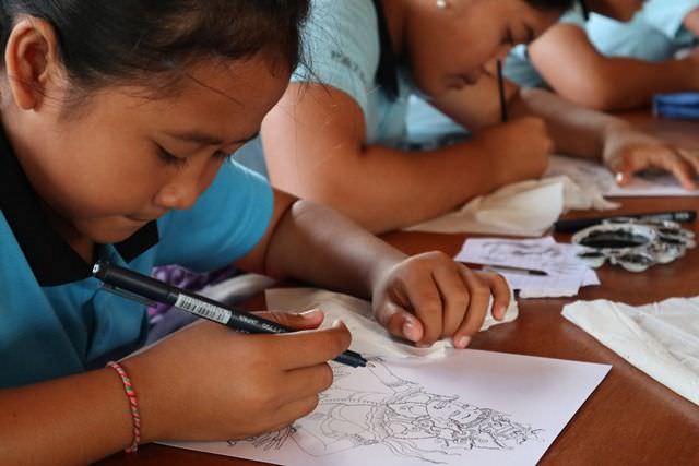 Ratusan Siswa SD Lestarikan Lukisan Style Batuan