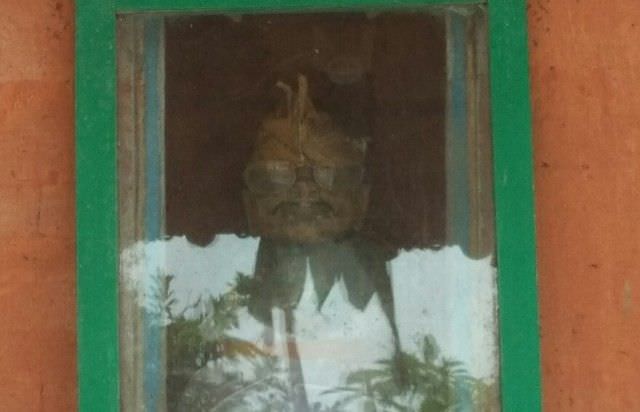 Unik! Ada Pretima Pria Berkacamata di Pura Ratu Alit Sakti