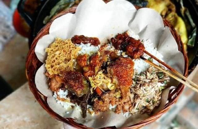 Warung Men Sedu; Kulit Babi Krispi Favorit, Banyak yang Minta Double