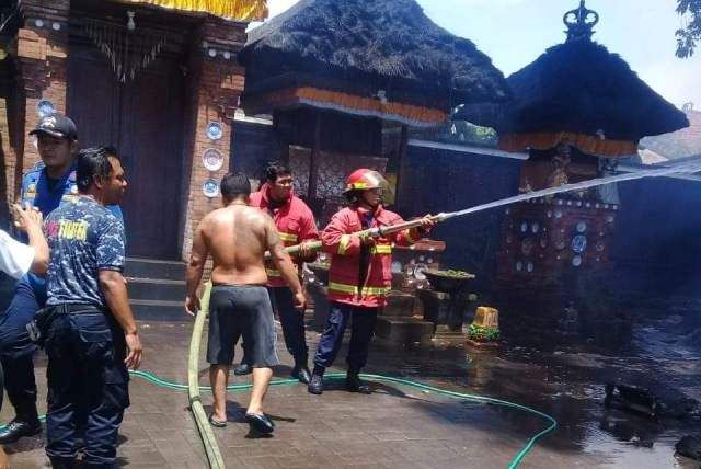 Empat Palinggih Pura Majapahit di Monang Maning Terbakar