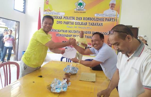 Hery Angligan Ambil Formulir Bakal Calon Bupati di Golkar Tabanan