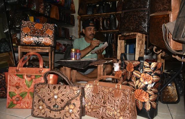 Kerajinan Tas Kulit Ukir Sugita Tembus Mancanegara