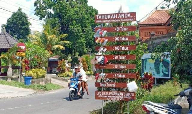 KEREN, Desa Pakraman Sebatu Pasang Papan Edukasi Bahaya Sampah Plastik