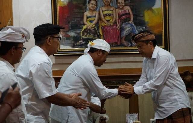 Sang Hyang Jaran Banjar Bun Denpasar, Mandi dengan Api Batok Kelapa