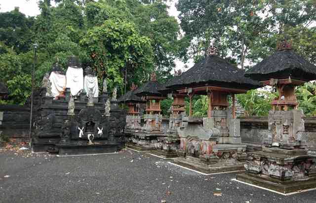 Pura Puseh Desa Buwit Penuh Misteri; Sembahyang Menghadap ke Barat
