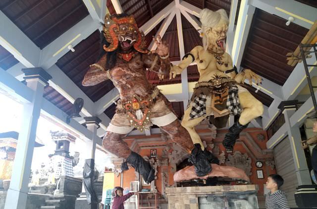 Gunakan Bunga Jepun, Ogoh–ogoh Yangbatu Kauh Usung Tema Ngeruwak