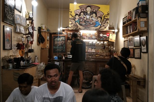 Kedai Tjangkir Kosong, Nikmati Kopinya, Kenali Rasanya