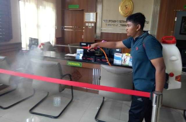 “Meja Hijau” di Gianyar Juga Disemprot Cairan Disinfektan