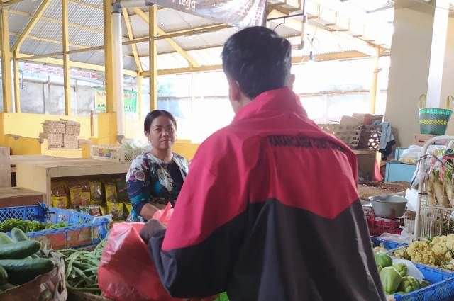 KJEK Layani Warga Karangasem Berbelanja Online di Pasar