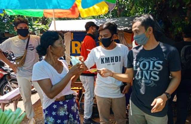 Para Pemuda Hindu Bagikan Ribuan Masker di Pasar Banyuasri
