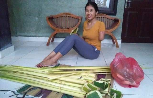 Terdampak Covid-19, Mega Jualan Canang  di Tengah Keterbatasan Fisik