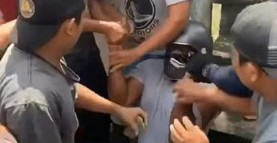 Curi Emas, Bule Amerika Dihajar Massa