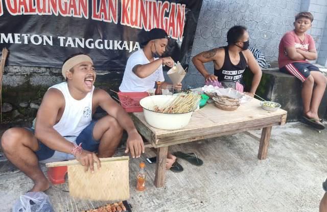 Dirumahkan Akibat Covid, Empat Sekawan asal Asahduren Sukses Jual Sate