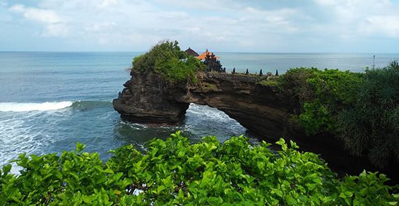 Pura Batu Bolong Tempat Ritual Mapag Angin