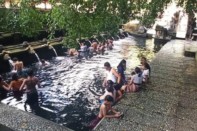 Tempat Melukat di Pura Tirta Empul Mulai Dikunjungi