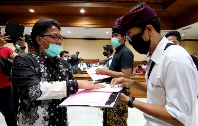 Badung Serahkan Hadiah Lomba dan Video Pembuatan Ogoh-ogoh