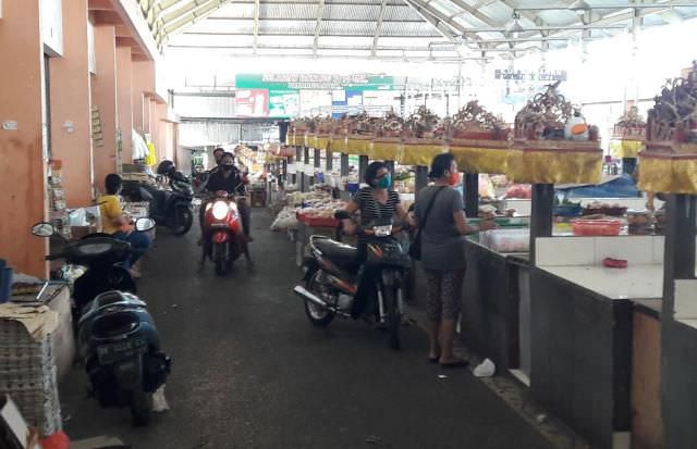 Meski 28 Pedagang Positif, Pasar Adat Padangsambian Tetap Buka