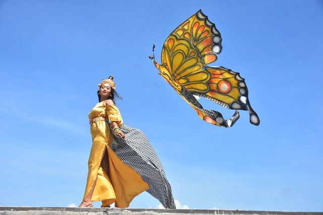 Miss Grand Indonesia “Catwalk” Dengan Layangan di Pantai Sanur