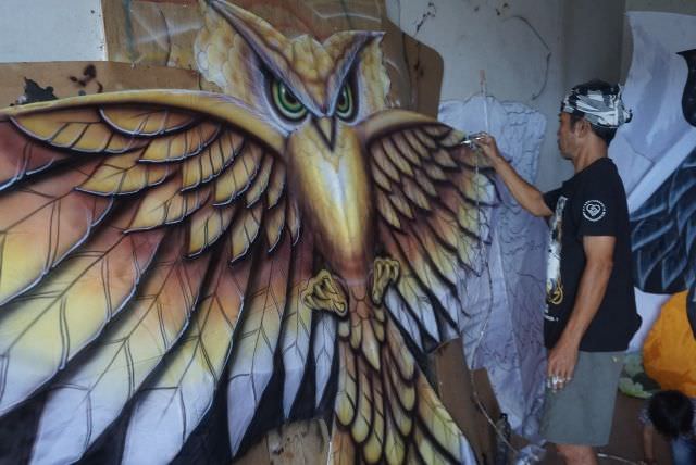 Pembuat Bade dari Bebandem Banting Setir, Bikin Layangan Celepuk