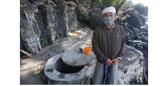 Sumber Mata Air Bertuah Muncul dari Batu Karang