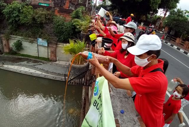 Gunakan Eco-Enzyme, DLHK Uji Coba Jernihkan Air Tukad Badung