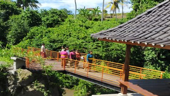 Sungai Dan Jembatan Di Sukawati Disulap Jadi Spot Foto