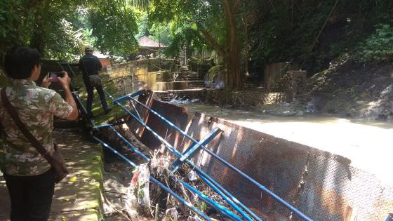 Diterjang Banjir, Jembatan Menuju Pura Beji Tukad Cangkir Putus