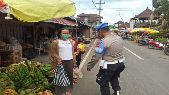 Masuk Pasar, Jajaran Polsek Tampaksiring Ingatkan Bahaya Covid-19