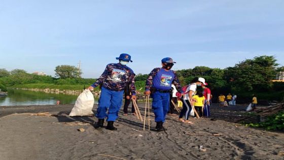 Sat Polair Bersama Trash Hero Bersihkan Pantai, Ingatkan Prokes