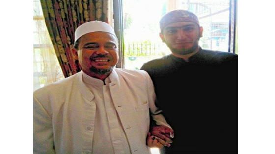 Beredar Foto Tersangka Narkoba dan Senpi Ilegal Bersama HRS