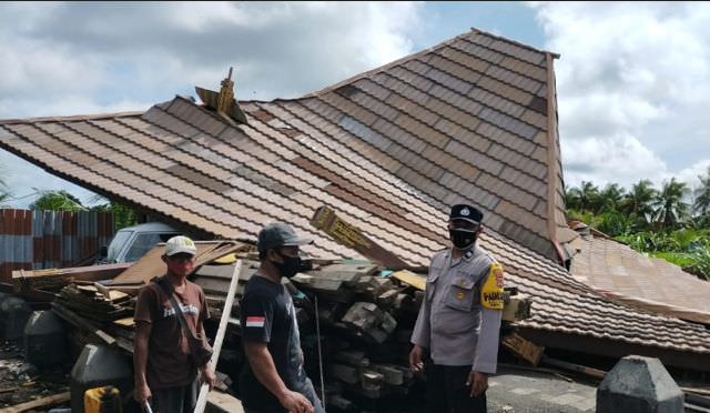 Diterjang Angin Kencang, Rumah Bergaya Joglo Ambruk di Pandak Gede