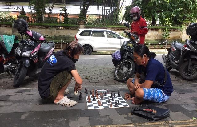 Raih Emas dari Catur Jalanan, Ini Kisah mereka di Sudut Jalan Kaliasem