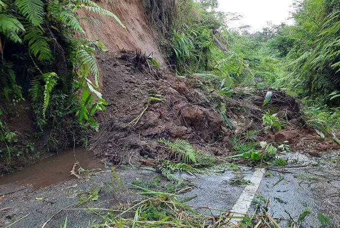 Tanah Longsor Tutup Akses Jalan di Banjar Tangkup