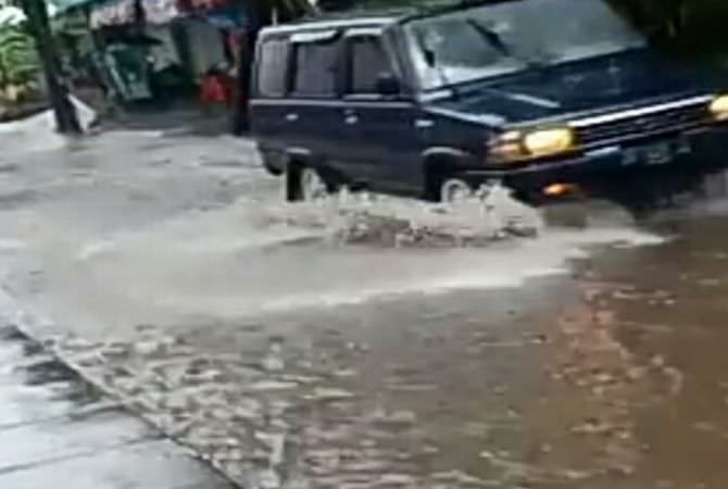 Gorong-gorong Tersumbat Sampah, Jalan Pantai Purnama Langganan Banjir