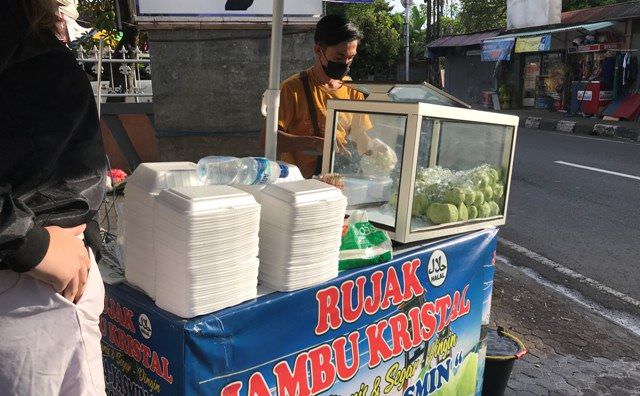 Viral di Tiktok, Rujak Jambu Kristal Bisa Laku 120 Kg per Hari