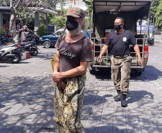 Bule Italia Jadi Gelandangan di Kuta