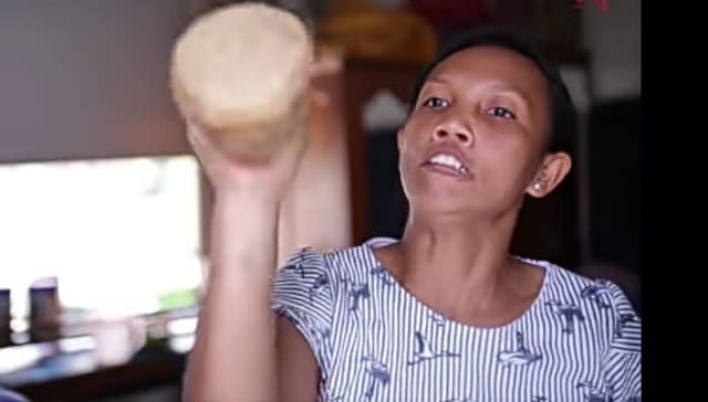 Luh Kiki Artis Penjual Tipat Cantok; Lahir Sudah Ada Gigi