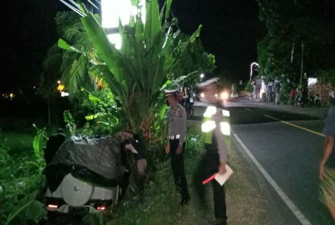 Mobil Seruduk Warung, Pemilik Warung Patah Tulang