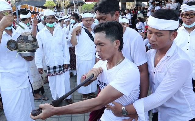 Tradisi Ngerebong,  Kisah Jangkrik Banaran Melawan Kerajaan Sasak