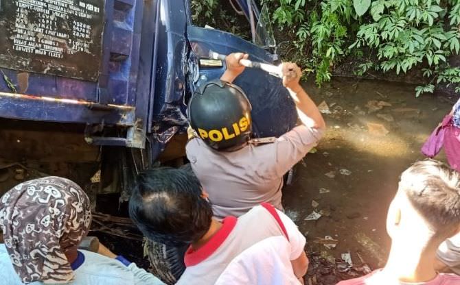 Truk Angkut Keramik Terjun ke Jurang, Sopir dan Kenek Tewas