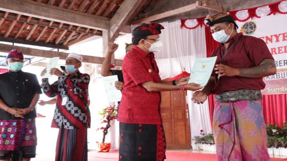 Warga Sumberklampok Histeris Terima Sertifikat Tanah Hak Milik