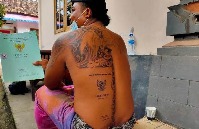 Warga Sumberklampok Ungkapkan Kebahagiaan dengan Tato Sertifikat