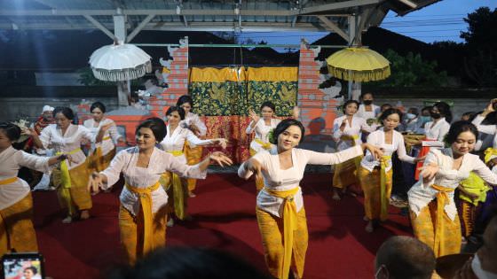 Berharap Kesuburan, Pemudi di Sayan Ubud Tarikan Rejang Kesari