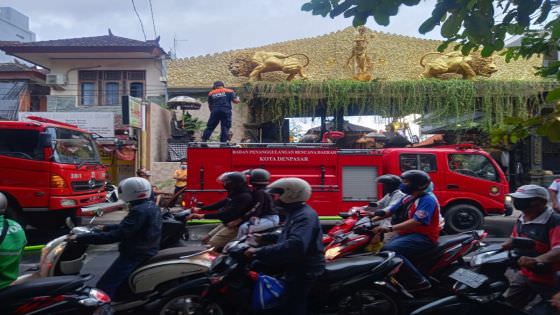 Gudang Barang Gases Terbakar Saat Pemilik Rembug Pembongkaran