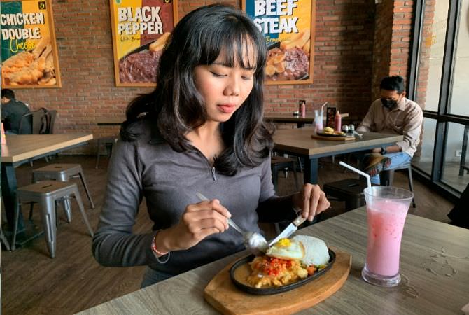 Waroeng Steak and Shake Keluarkan Menu Steak Sambal Korek