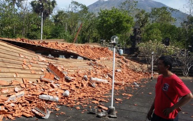 Angin Kencang, Bale Panggungan Pura Puseh Kubu Juntal Roboh